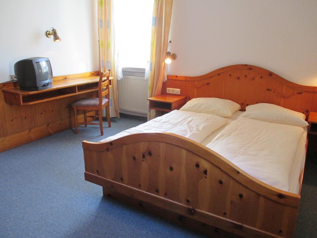 Hotel & Gaestehaus Krone Geiselwind Ngoại thất bức ảnh