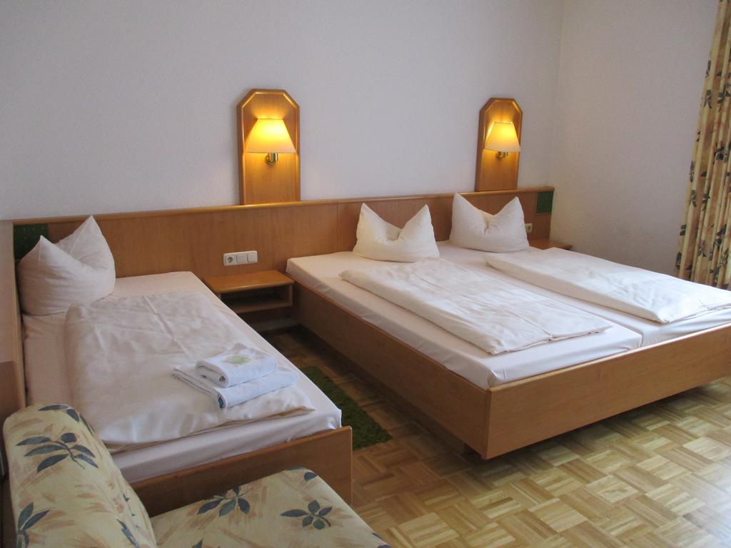 Hotel & Gaestehaus Krone Geiselwind Ngoại thất bức ảnh