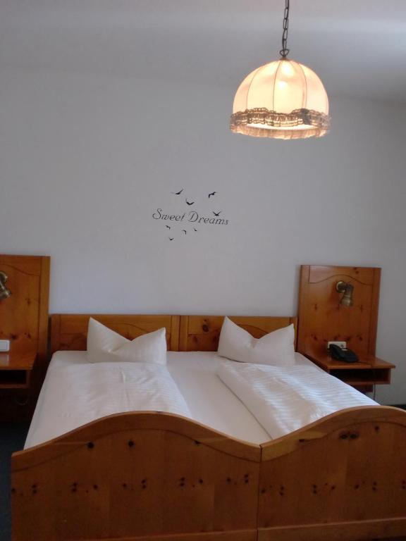 Hotel & Gaestehaus Krone Geiselwind Ngoại thất bức ảnh