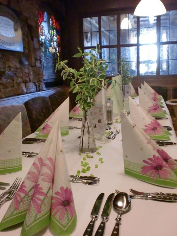 Hotel & Gaestehaus Krone Geiselwind Ngoại thất bức ảnh